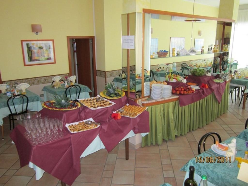 Hotel Villa Domiziana Rimini Buitenkant foto