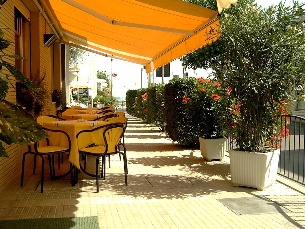 Hotel Villa Domiziana Rimini Buitenkant foto