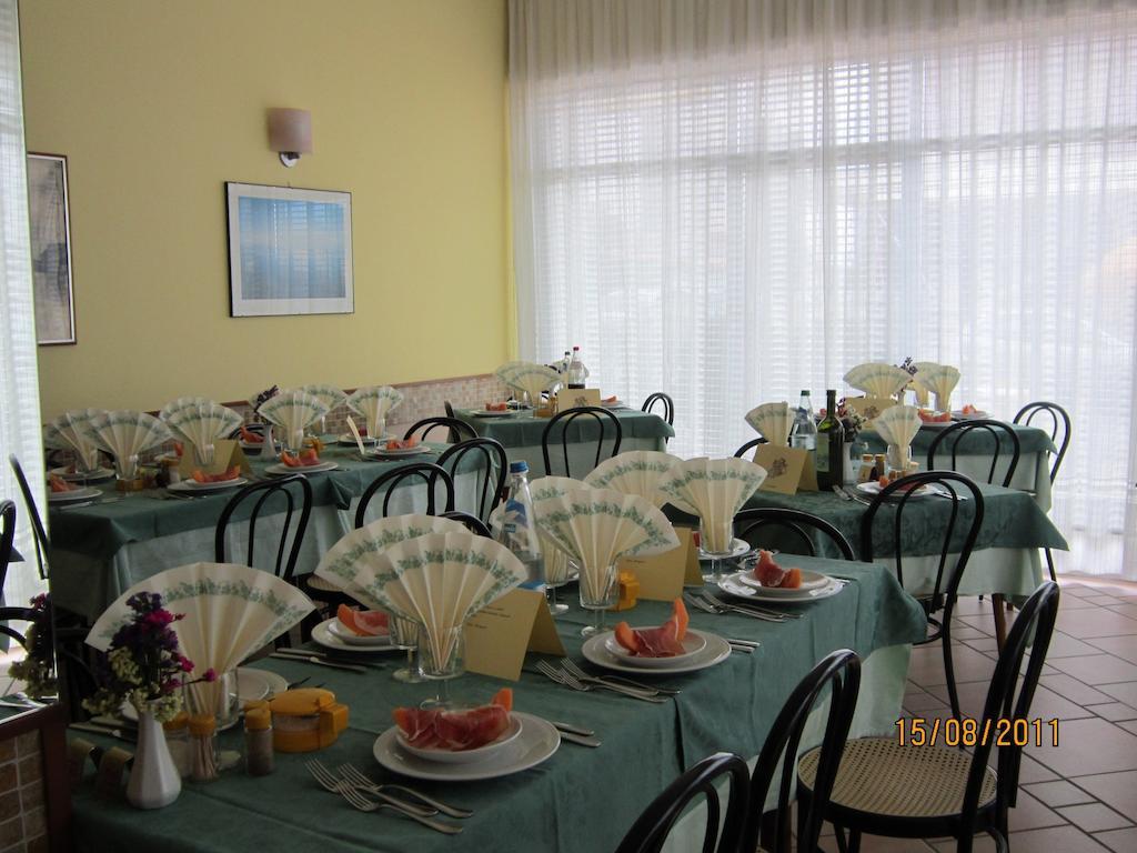 Hotel Villa Domiziana Rimini Buitenkant foto