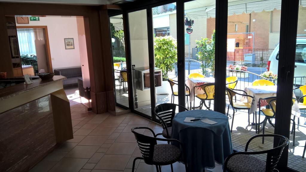 Hotel Villa Domiziana Rimini Buitenkant foto